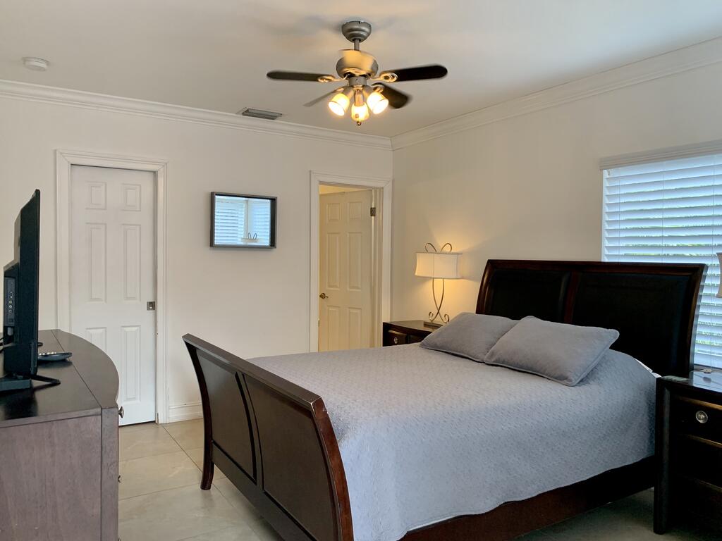 1 Private Bedroom-private Entrance, Pool Access-close To Beach - thumb 3