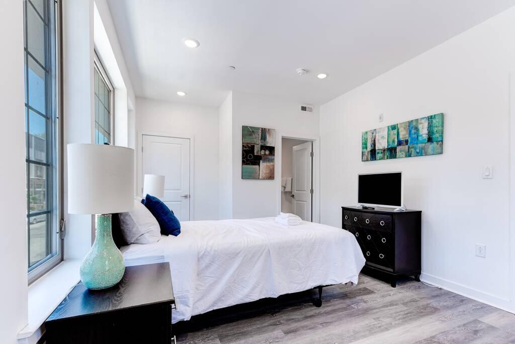 Beautiful & Modern 2BR In Olde Kensington - thumb 3