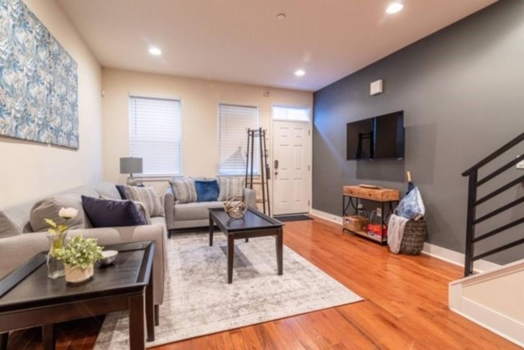 Beautiful Lux 4 Bedroom*Near PENN/CHOP*Roof Deck - thumb 0