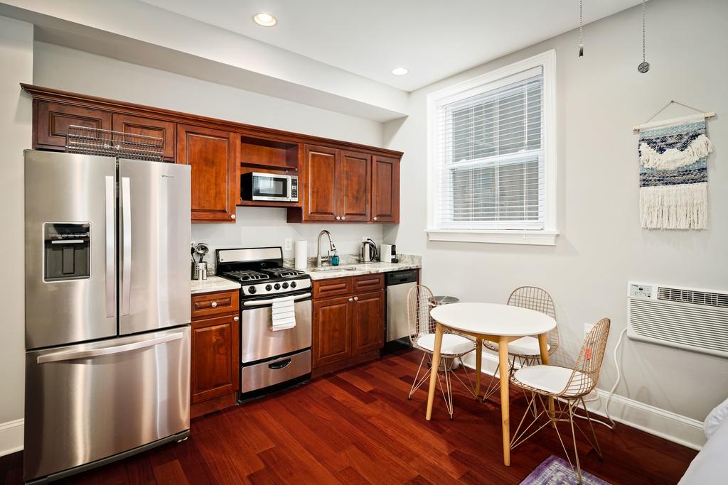 Bright, Private Studio On Phillys Chestnut Ave - thumb 1