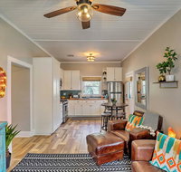 Charming Home with Balcony Walk to Main Street - Accommodation Philadelphia