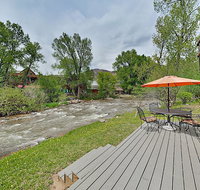 Charming Riverfront Cabin w/ Fireplaces home - Accommodation Philadelphia