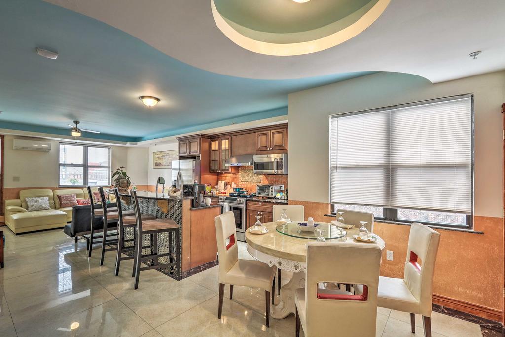 Chinatown Apt W/ Walkability & Rooftop Deck! - thumb 3