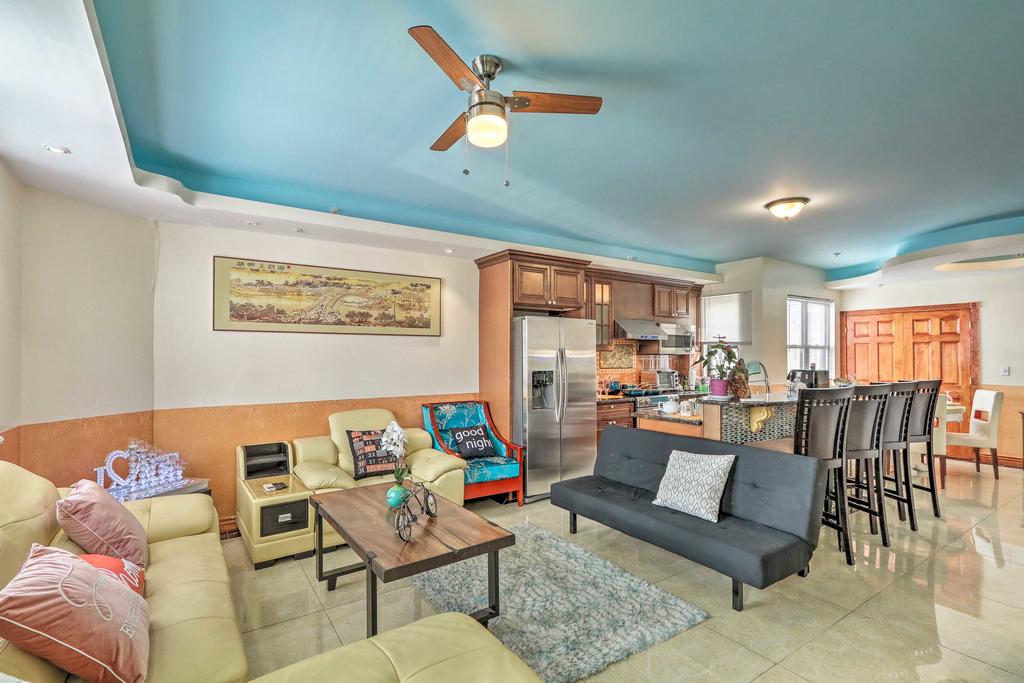 Chinatown Apt W/ Walkability & Rooftop Deck! - thumb 1