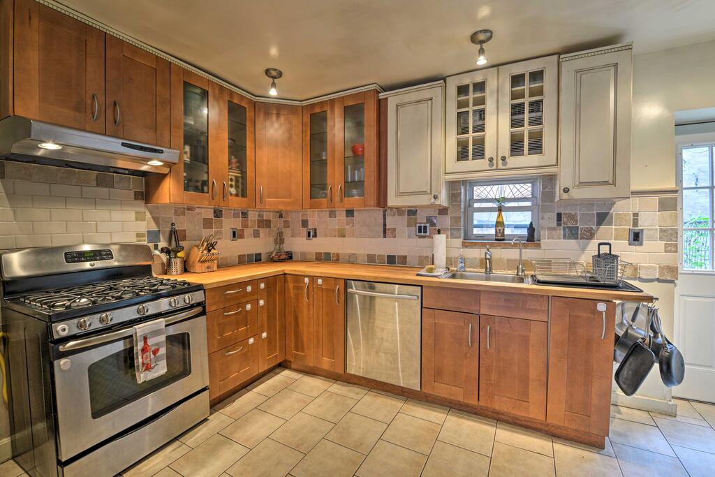 Classic, South Philly Row Home Less Than 2Mi To Dwntwn - thumb 3