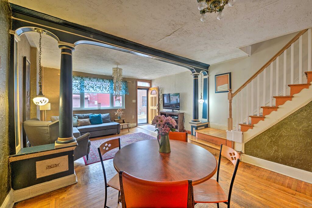 Classic, South Philly Row Home Less Than 2Mi To Dwntwn - thumb 1