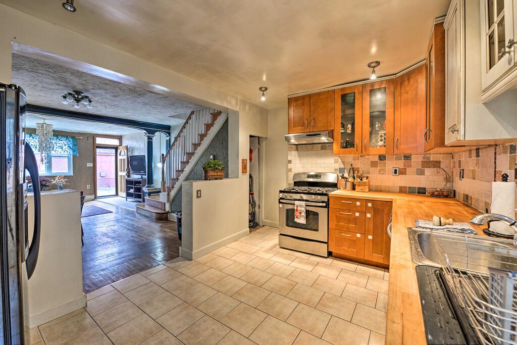 Classic, South Philly Row Home Less Than 2Mi To Dwntwn - thumb 2