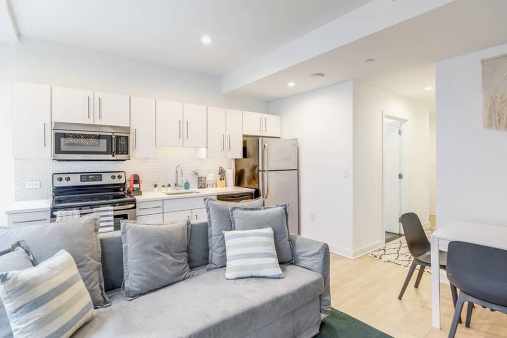 Cozy & Bright Entire 1BR In City Center - thumb 1