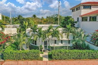 GLAMOROUS BEACH VILLA WITH HEATED POOL NEAR SOUTH BEACH AND STEPS FROM THE BEACH Accommodation Philadelphia