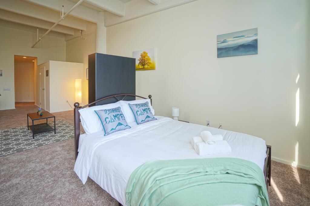 Glamorous Center City View, Pool, Hot Tub, Gym & Parking - thumb 2