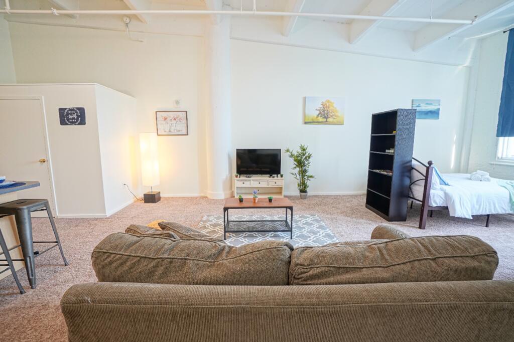 Glamorous Center City View, Pool, Hot Tub, Gym & Parking - thumb 1
