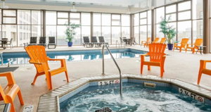 Glamorous Center City View, Pool, Hot Tub, Gym & Parking