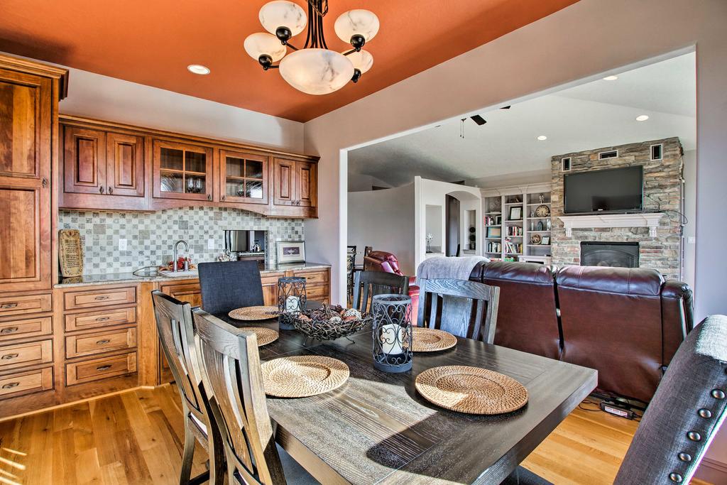 Grand Cabin With Hot Tub And Views - Near Hiking! - thumb 3