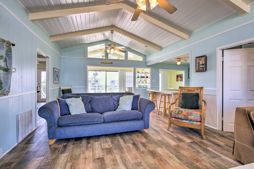 Jamaica Beach Retreat With Deck - Walk To The Beach! - thumb 3