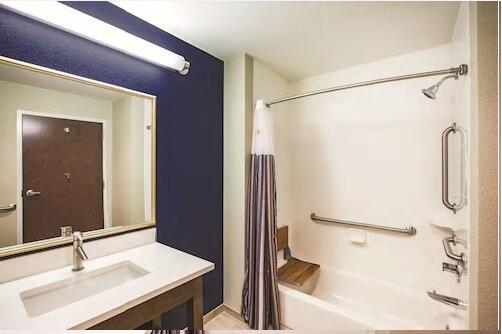 La Quinta By Wyndham Wichita Northeast - thumb 2