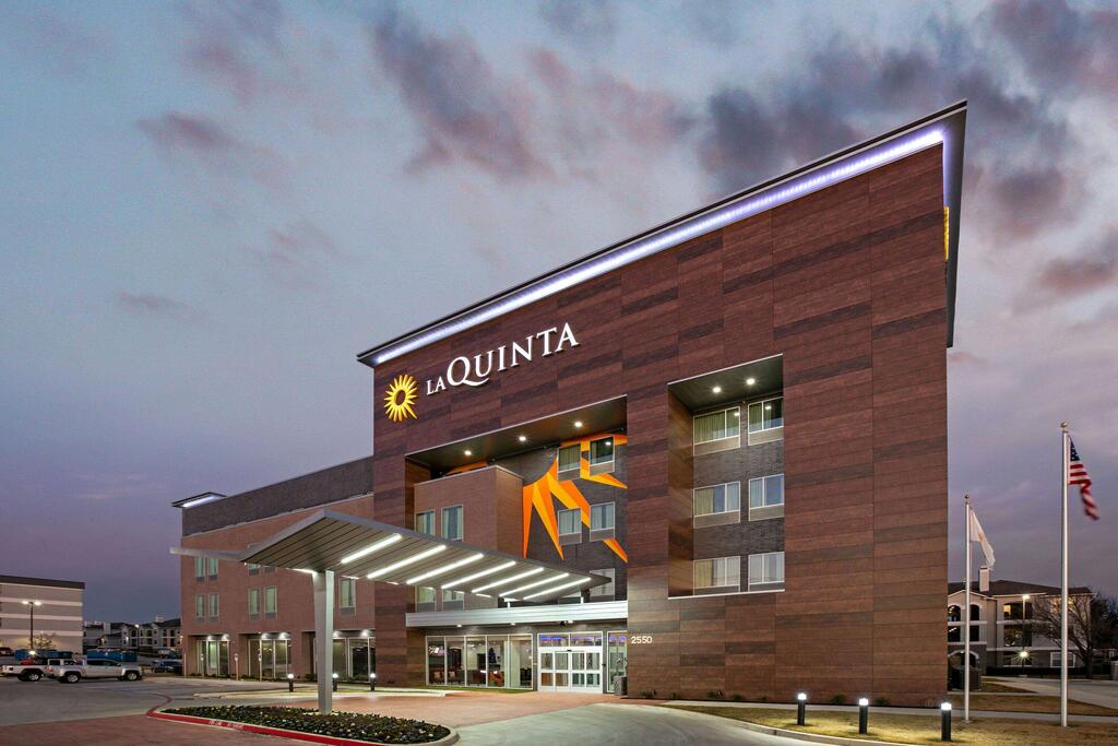 La Quinta Inn & Suites DFW West-Glade-Parks - thumb 0