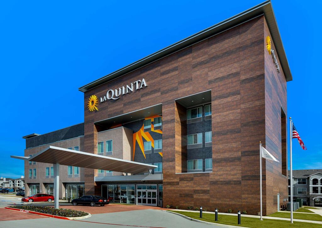 La Quinta Inn & Suites DFW West-Glade-Parks - thumb 1