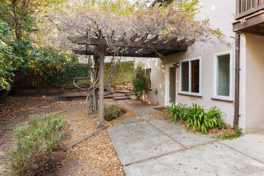 Large 1 Bedroom Apartment, Home Theater, Fireplace - thumb 2