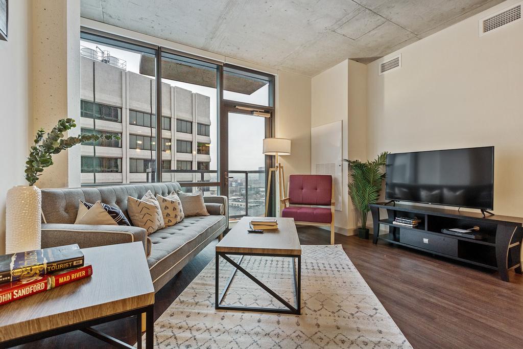 Lux High-Rise Flat + Walk Score 98 - thumb 1