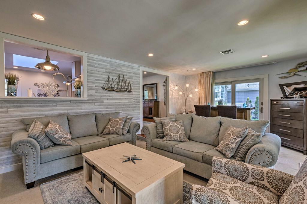 Luxury Hamptons Home On Canal W/Dock & Kayaks - thumb 2
