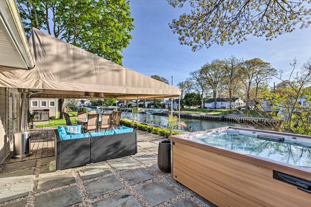 Luxury Hamptons Home On Canal W/Dock & Kayaks - thumb 0