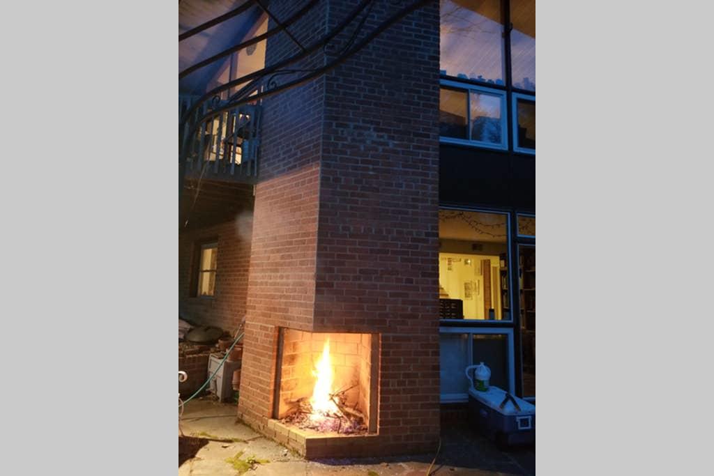 Mid-Century Modern Historical Waterfront Chalet Near DC - thumb 2