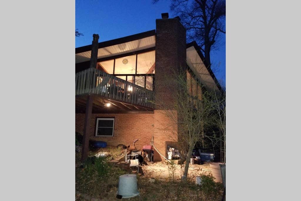 Mid-Century Modern Historical Waterfront Chalet Near DC - thumb 1