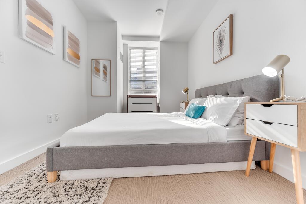 Modern 1BR In City Center - thumb 1