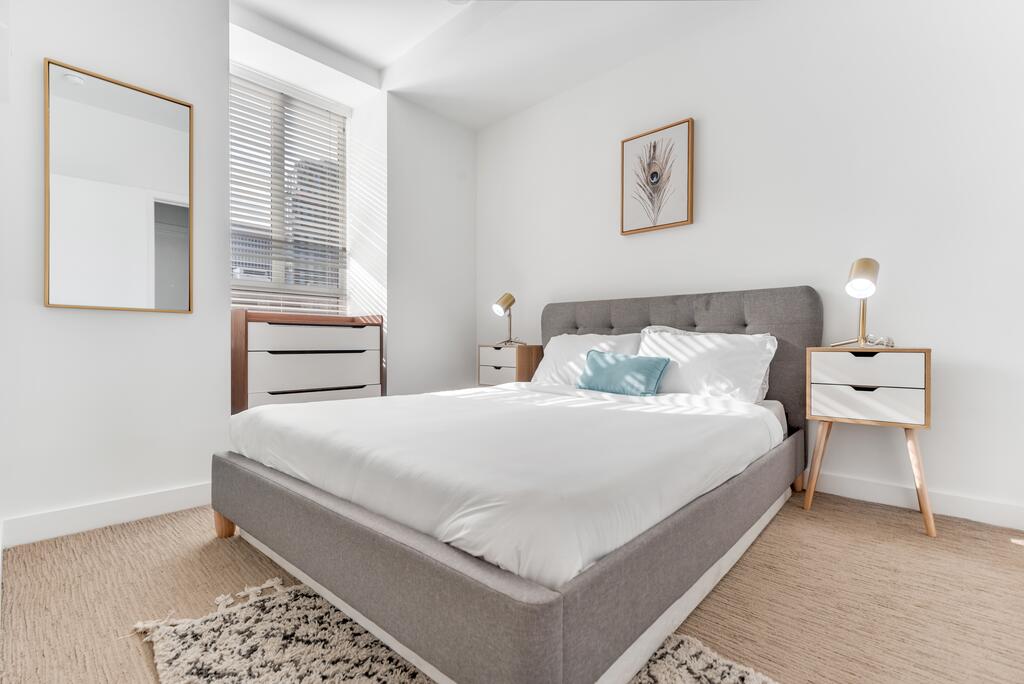 Modern 1BR In City Center - thumb 3