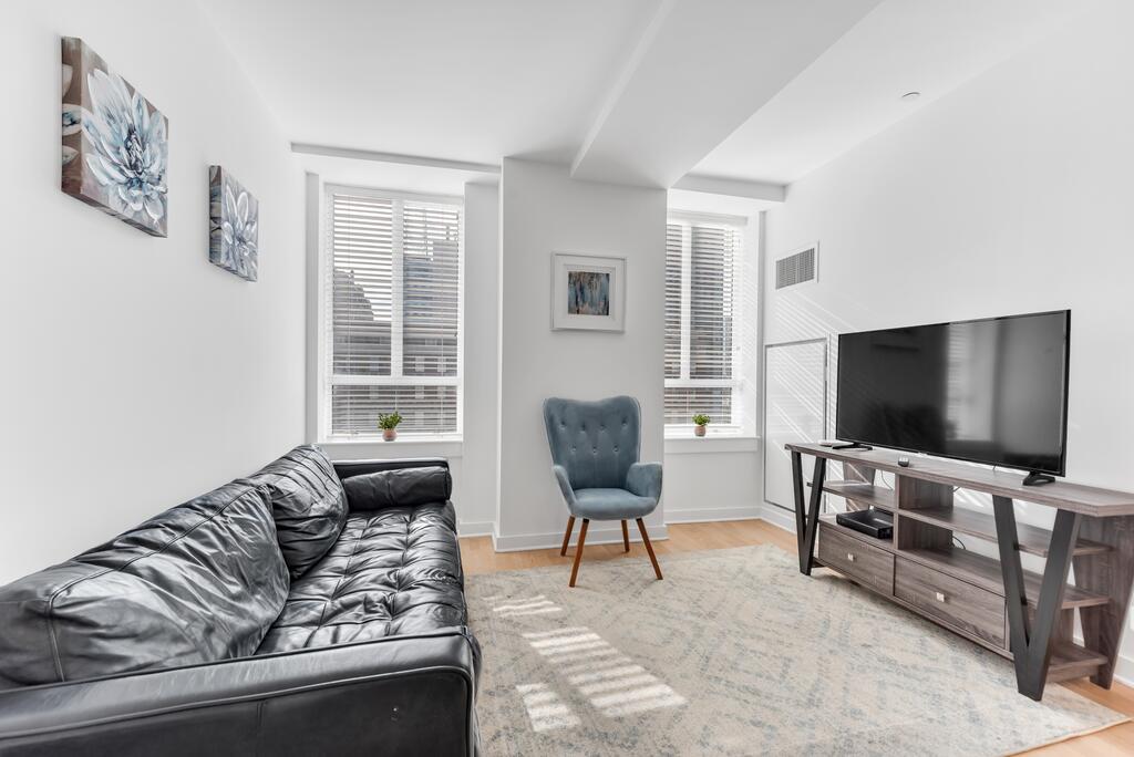 Modern 1BR In City Center - thumb 2