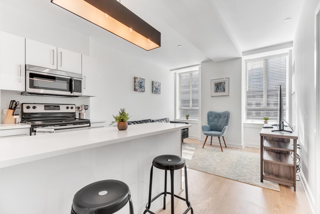Modern 1BR In City Center - thumb 0