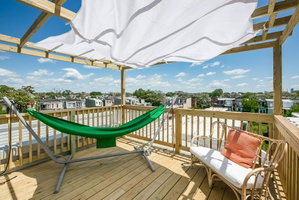 Modern 2 BR + Private Rooftop + Skyline Views + EZ Parking