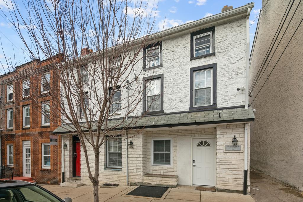 Modern 2br - Steps To Main St. & Parking Avail. - thumb 3