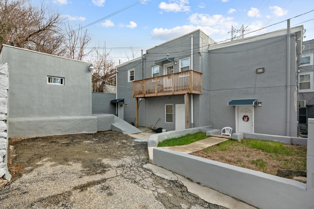 Modern 2br - Steps To Main St. & Parking Avail. - thumb 2