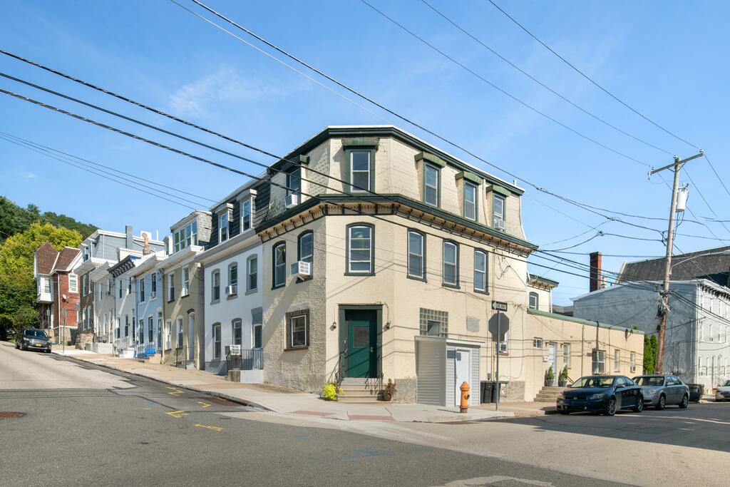Modern Parisian Apartment In The Heart Of Manayunk - thumb 3