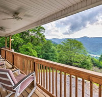 Mountain View Marshall Home with Private Hot Tub - Accommodation Philadelphia