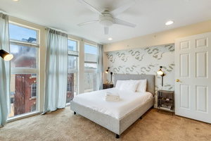 Natural Light 1BR In Old City