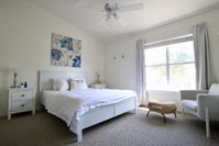 Oaks Modern  Comfy Condo in the Perfect Location Accommodation Philadelphia