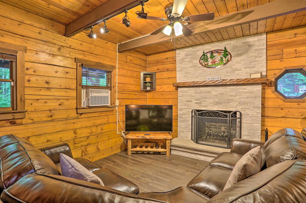 Pocono Lake Cabin With Deck And Community Amenities! - thumb 3
