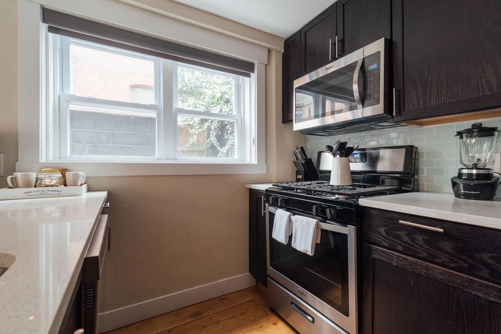 Renovated & Modern Home In Downtown Philly - thumb 2