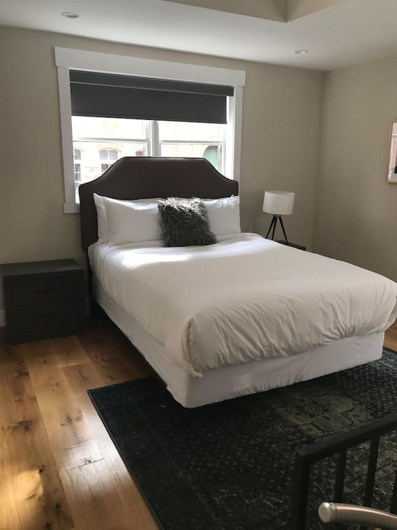 Renovated & Modern Home In Downtown Philly - thumb 3