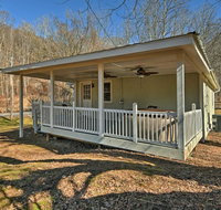 Secluded Marshall Cottage with Hot Tub  Mtn Views - Accommodation Philadelphia