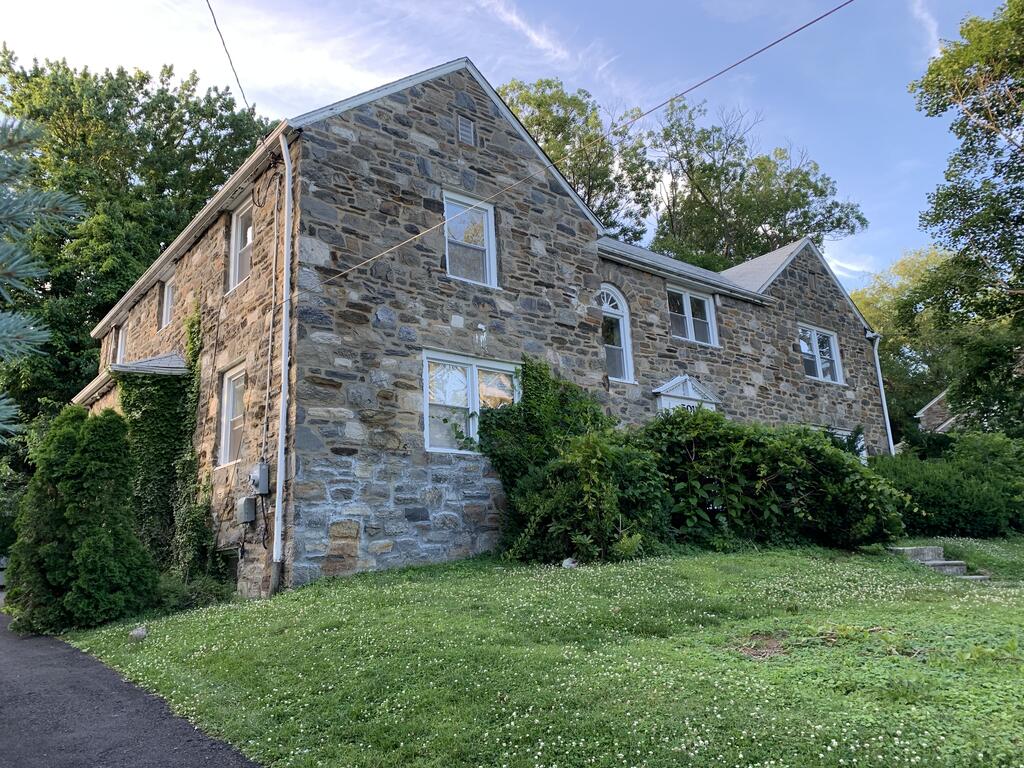 Stone Home At City Line - thumb 3