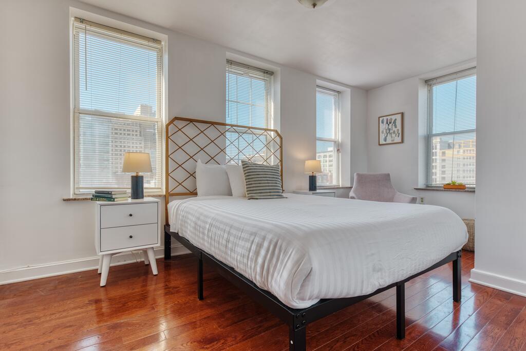 Sun-Drenched 3-Bedroom Suites Near Convention Center By Sosuite - thumb 3