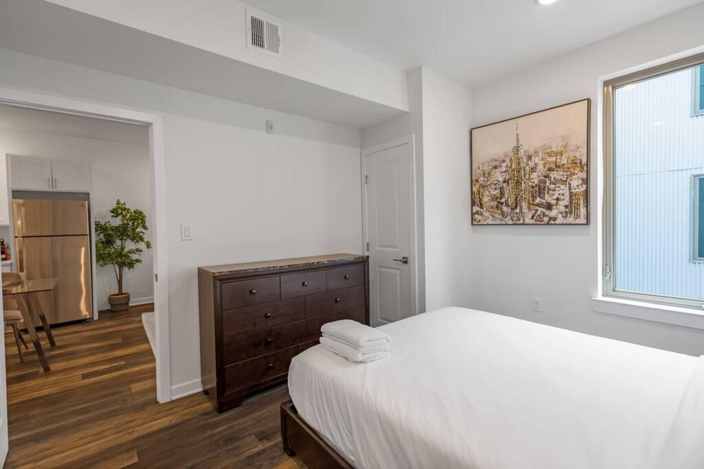 Superb 1BR In Olde Kensington - thumb 1