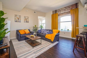 The Walton / 5 Min To Center City, Pool, Hot Tub & Gym