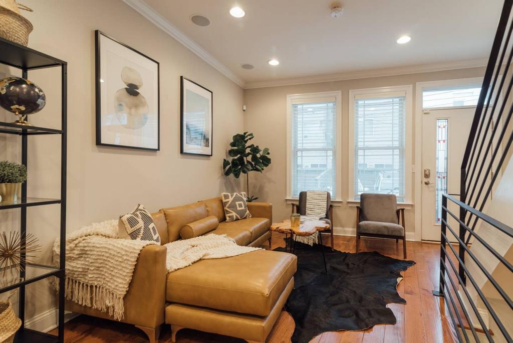 Urban Oasis W/ Roof Deck + 3 Showers + Boho Vibes! - thumb 1