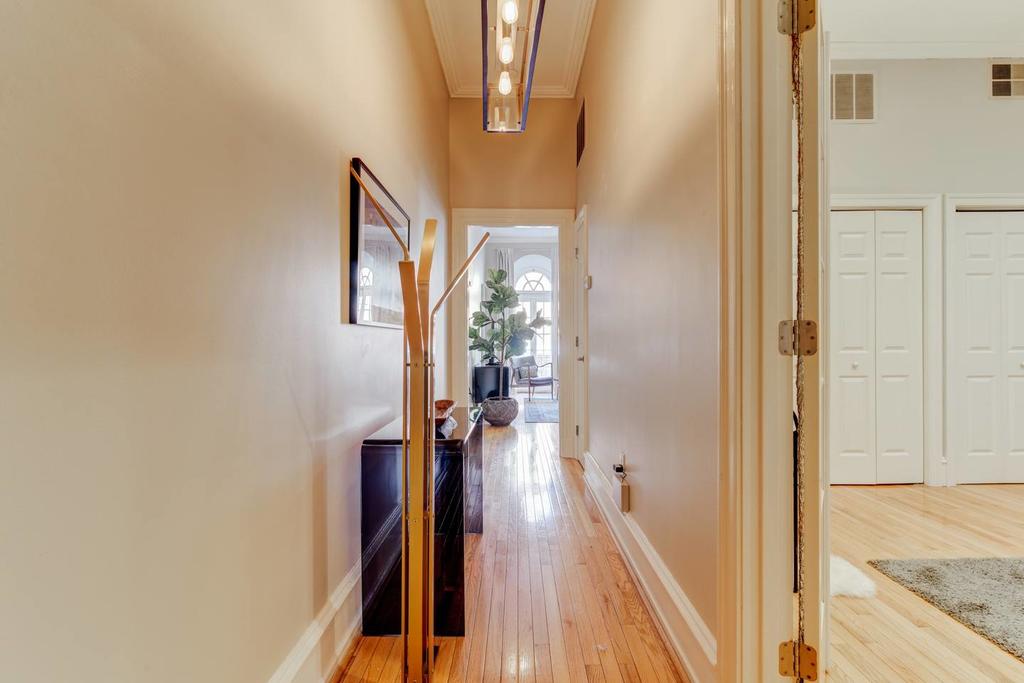 Walk Everywhere From Stunning Architectural Flat! - thumb 2