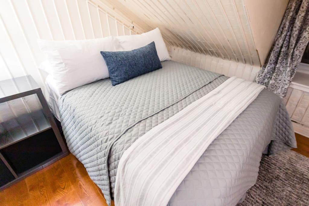 Washington Sq- Walk Score 97-Sleeps 4 - thumb 3
