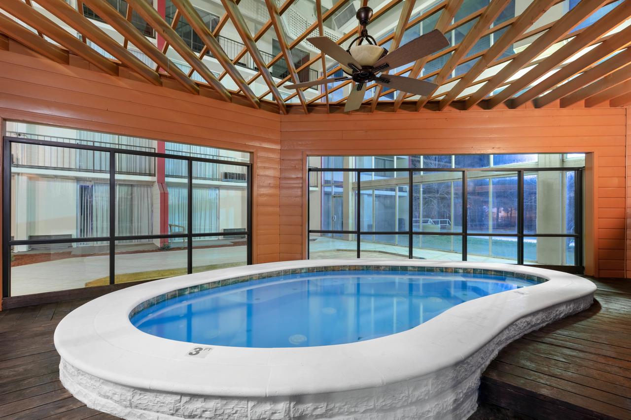 Ramada By Wyndham Texarkana - thumb 22